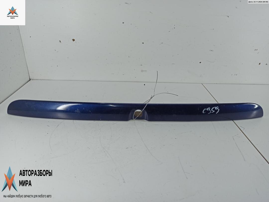 накладка подсветки номера Audi A3 8L 1999, 1.8 л., бензин, МКПП, синий, хетчбэк 5 дв., 8D9827574 - фото №1