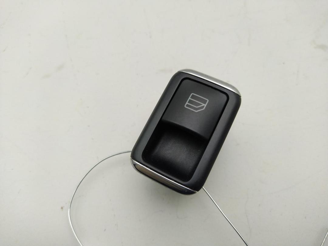 кнопка стеклоподъемника переднего правого Mercedes-Benz C W204 2009, 2.2 л., дизель, АКПП, серый, универсал, 2048707358