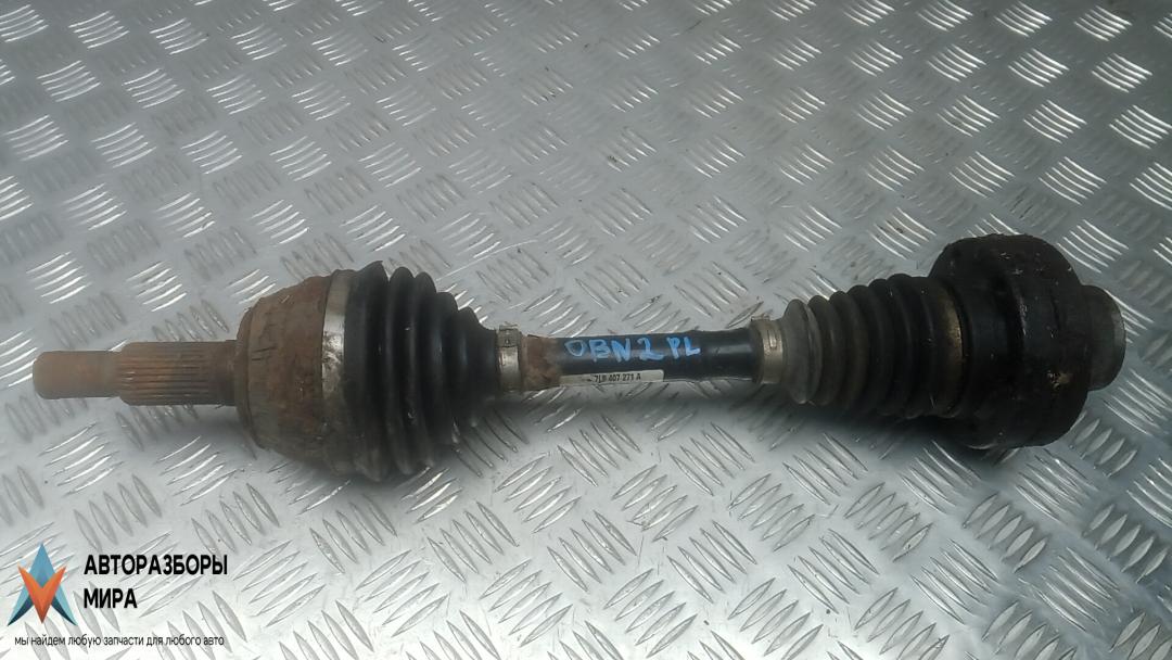 полуось передняя левая (приводной вал, ШРУС) Volkswagen Touareg 1 поколение 2004, 3.2 л., бензин, АКПП, внедорожник 5 дв. - фото №1