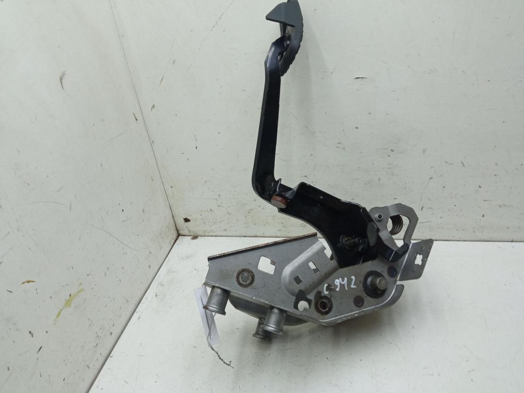 педаль сцепления Mazda 2 DE 2008, 1.3 л., бензин, МКПП, белый, хетчбэк 5 дв., DF71 - фото №1