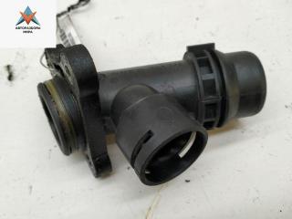 фланец (тройник) системы охлаждения Volkswagen Passat B6 2005, 2.0 л., бензин, МКПП, синий, универсал, 06F121131A