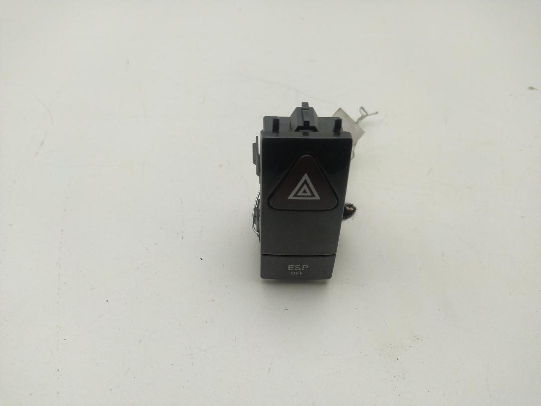кнопка аварийной сигнализации Mercedes-Benz C W204 2009, 2.2 л., дизель, АКПП, серый, универсал, 2048706558