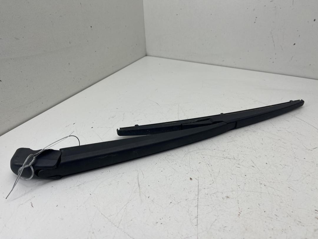 Щеткодержатель (поводок стеклоочистителя) задний Mazda 6 GG/GY 2006, 2.0 л., дизель, МКПП, серый, универсал