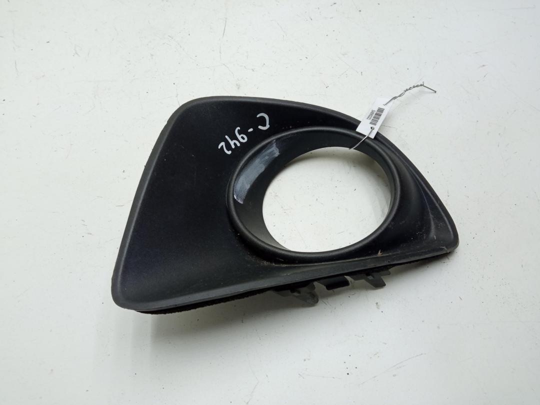 рамка фары противотуманной левой Mazda 2 2008, 1.3 л., бензин, МКПП, белый, хетчбэк 5 дв., D65250C21