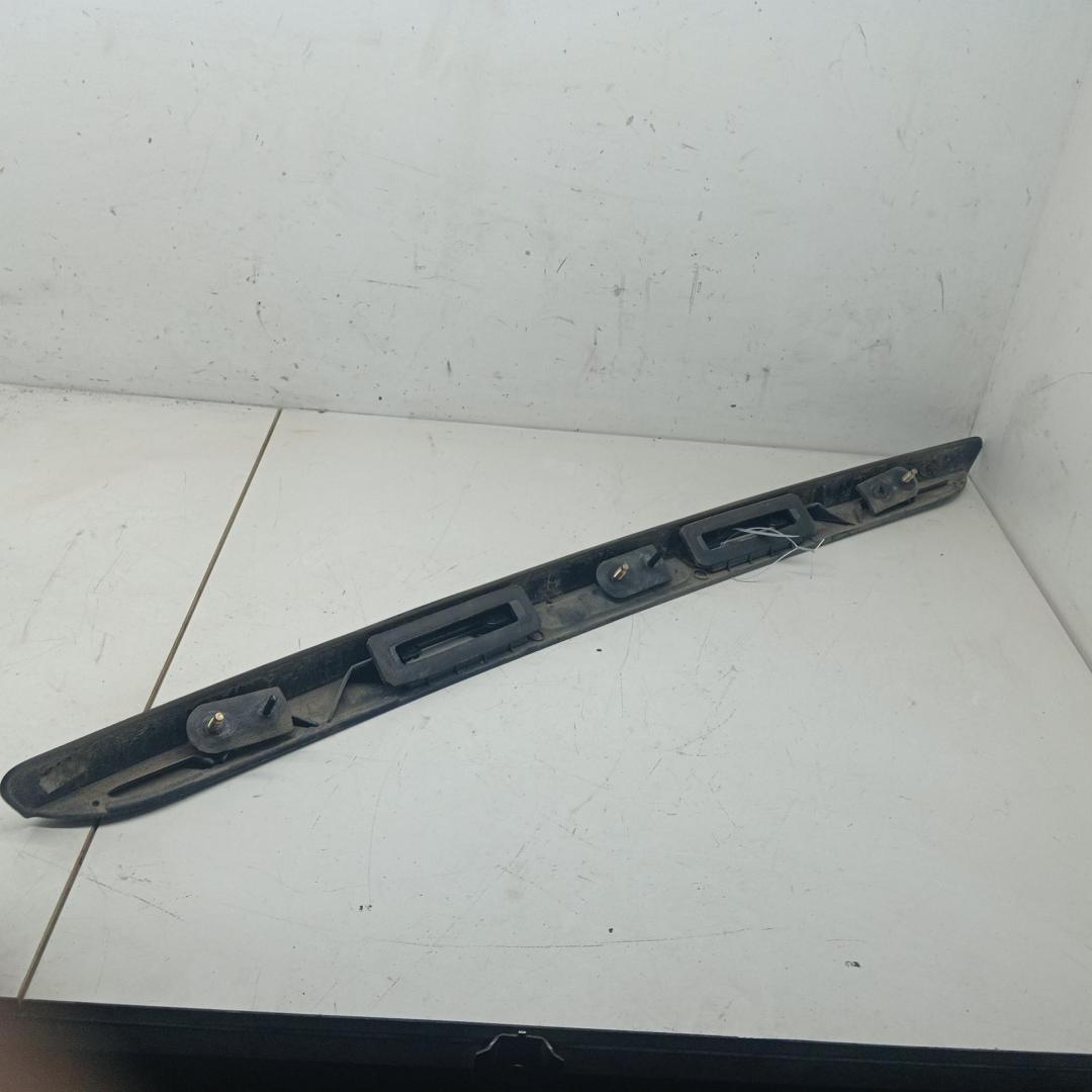 накладка подсветки номера Ford Fiesta 5 поколение 2003, 1.3 л., бензин, МКПП, серый, хетчбэк 3 дв., 2S61A43404AK - фото №1