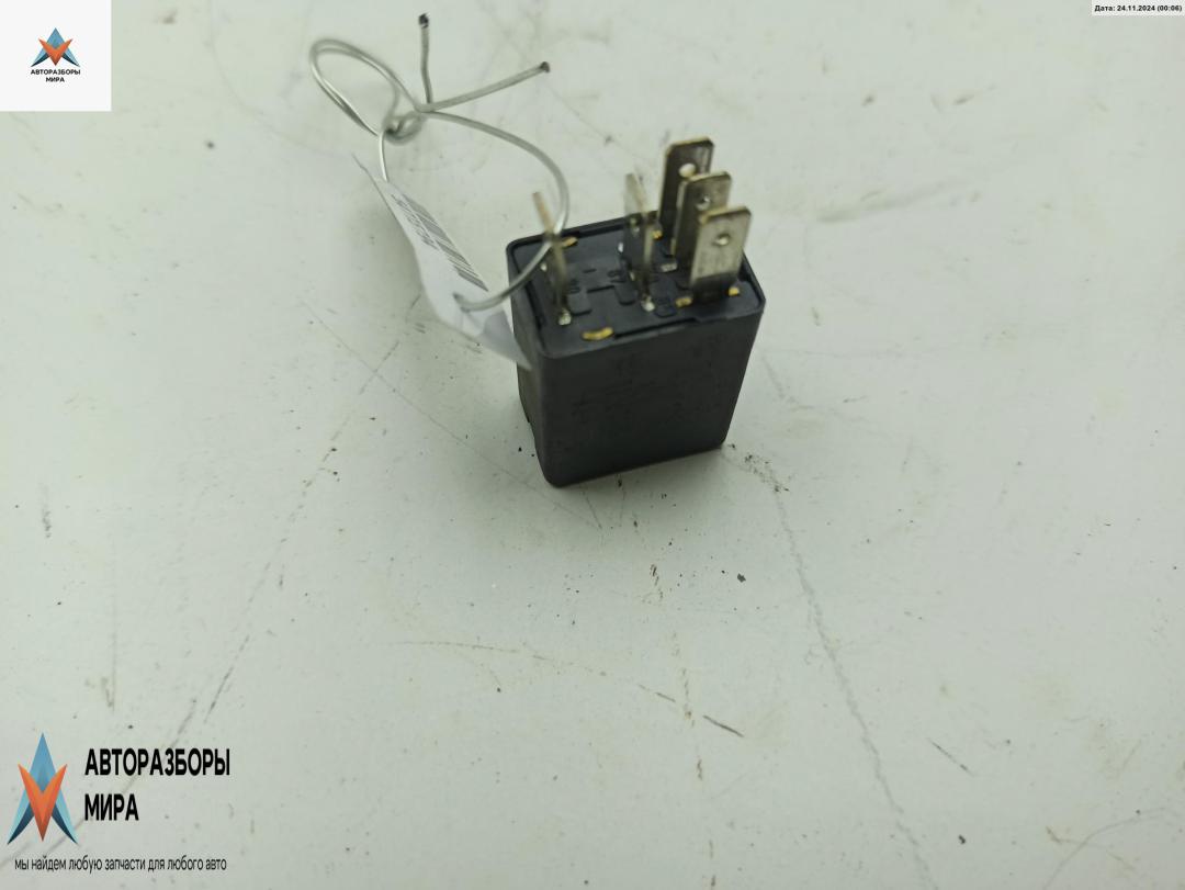 реле (прочие) Renault Megane 2 поколение 2003, 1.4 л., бензин, МКПП, красный, хетчбэк 5 дв., 7700414794 - фото №1