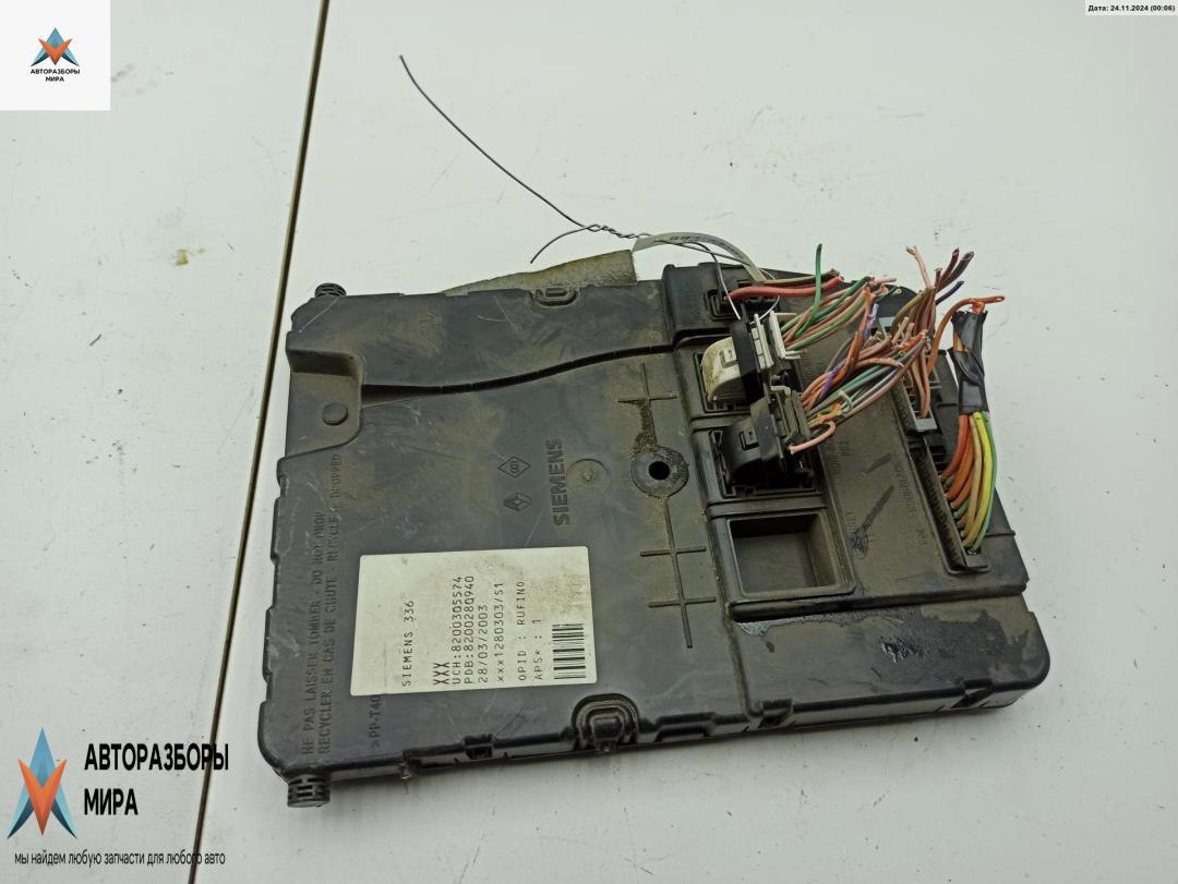 блок комфорта Renault Megane 2 поколение 2003, 1.4 л., бензин, МКПП, красный, хетчбэк 5 дв., 8200305574 - фото №1