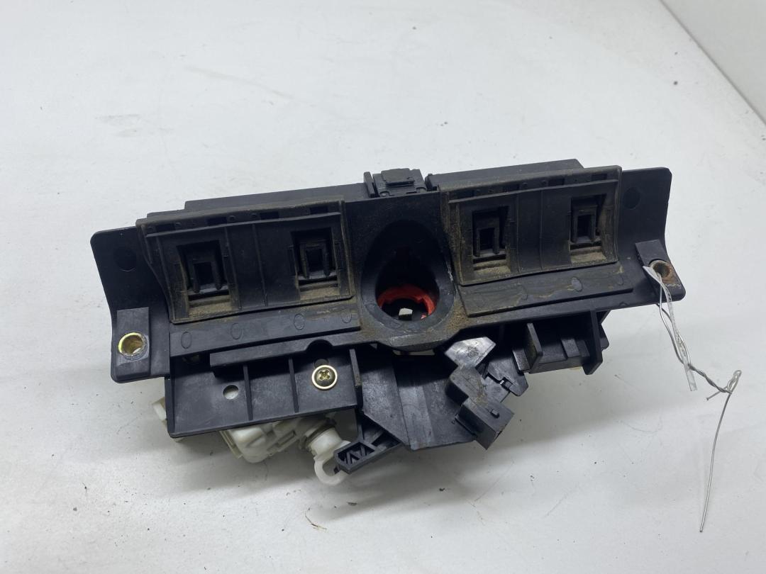 ручка крышки багажника Audi A6 4B/C5 1998, синий, универсал, 4B0827565F - фото №1