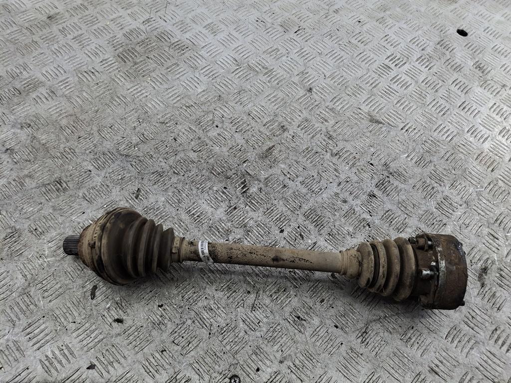 полуось передняя левая (приводной вал, ШРУС) Volkswagen Caddy 2005, 2.0 л., дизель, МКПП, белый, фургон
