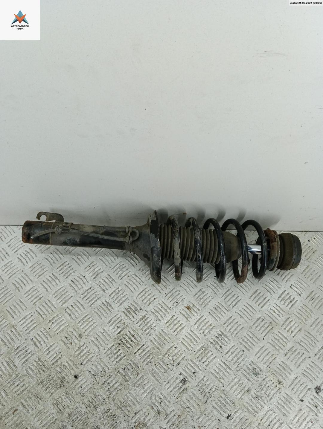 стойка передняя Volkswagen Golf 4 поколение 2001, 1.4 л., бензин, МКПП, серый, хетчбэк 5 дв. - фото №1