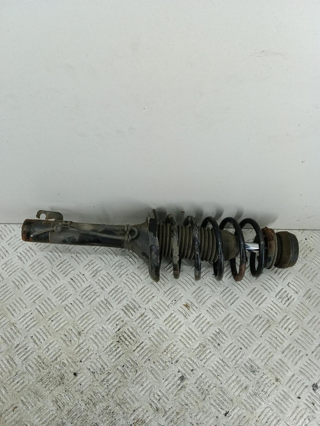 стойка передняя Volkswagen Golf 4 поколение 2001, 1.4 л., бензин, МКПП, серый, хетчбэк 5 дв. - фото №1