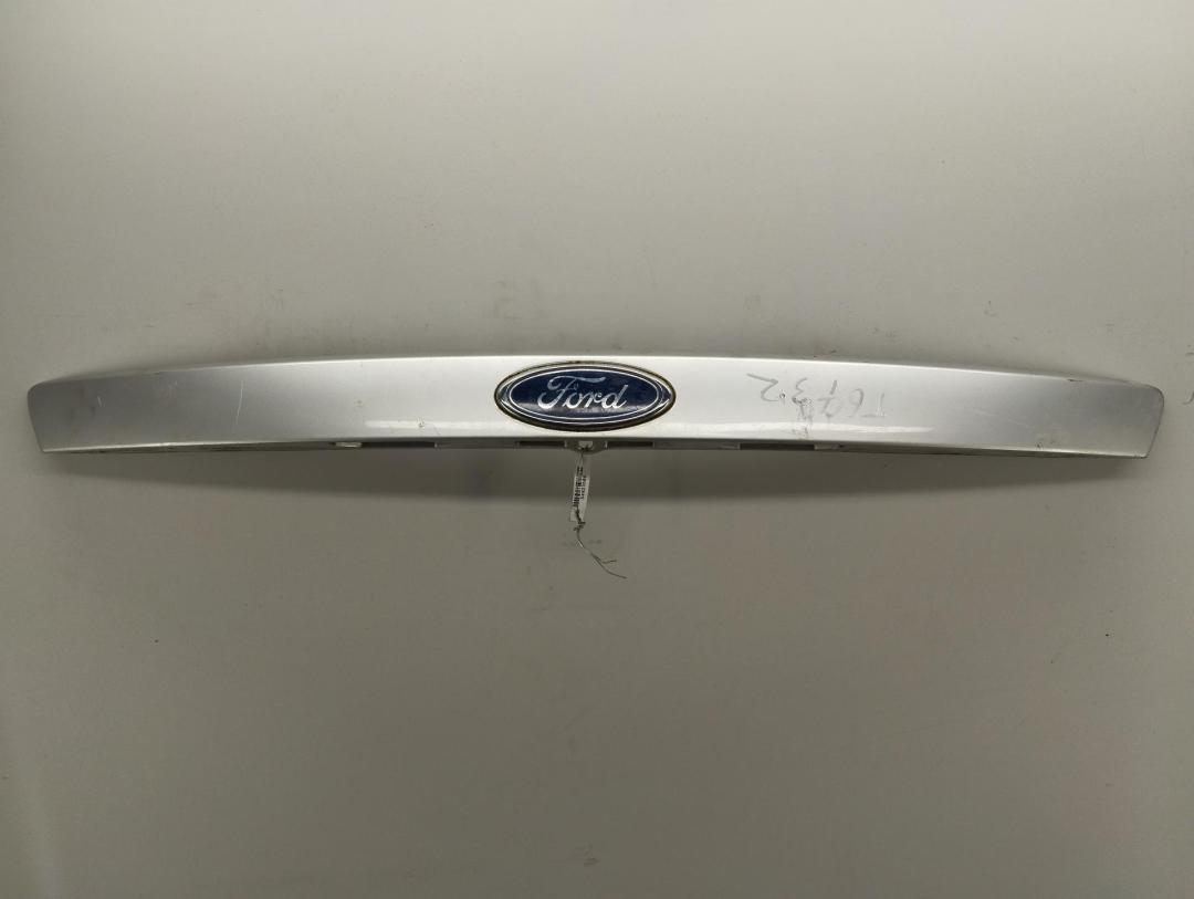 накладка подсветки номера Ford Mondeo 3 поколение 2001, 2.0 л., бензин, МКПП, серый, хетчбэк 5 дв., 1S71F43400AF - фото №1