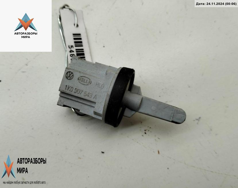 датчик температуры Volkswagen Caddy 3 поколение 2006, 2.0 л., бензин, МКПП, красный, фургон, 1K0907543A - фото №1