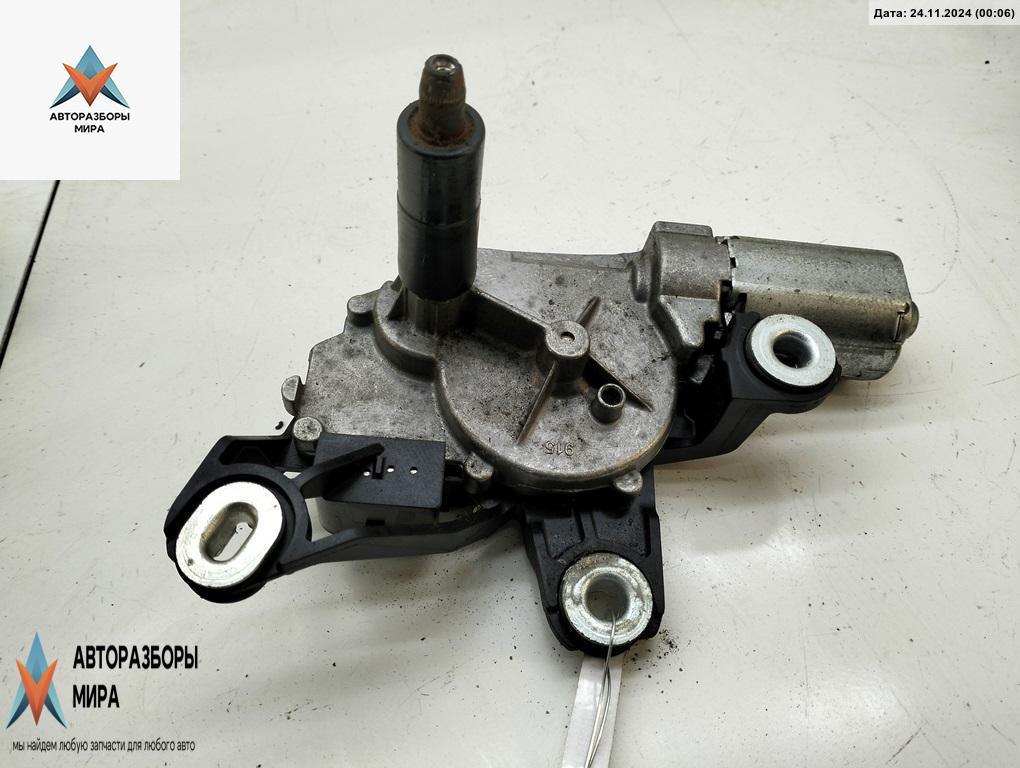 Двигатель стеклоочистителя заднего (моторчик дворников) Volkswagen Caddy 3 поколение 2006, 2.0 л., бензин, МКПП, красный, фургон, 1T0955711C - фото №1