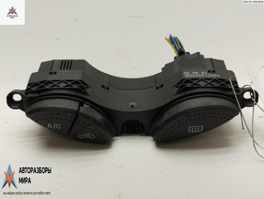 кнопка обогрева заднего стекла Ford Focus 1 поколение 1999, 1.8 л., бензин, МКПП, синий, универсал, 98AG19A945CH - фото №1