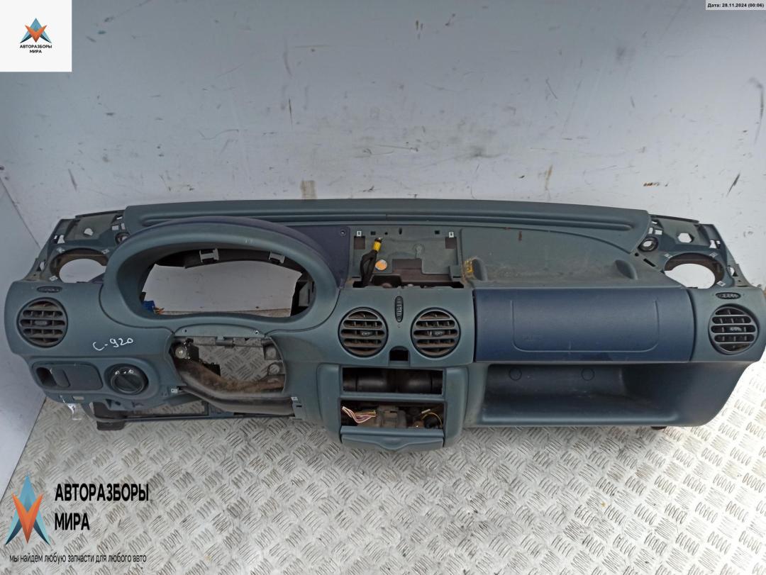 панель передняя салона (торпедо) Renault Kangoo 1 поколение 1999, 1.9 л., дизель, МКПП, красный, фургон - фото №1