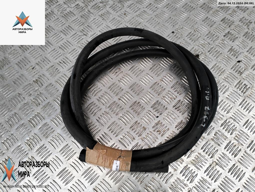 уплотнитель двери Volkswagen Caddy 3 поколение 2006, 2.0 л., бензин, МКПП, красный, фургон - фото №1