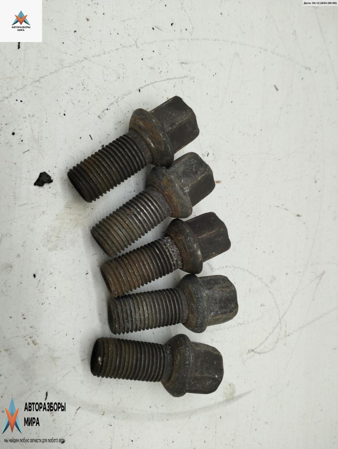 болт колесный Volkswagen Golf 4 поколение 1998, 1.4 л., бензин, МКПП, красный, хетчбэк 5 дв., 8D0601139D - фото №1