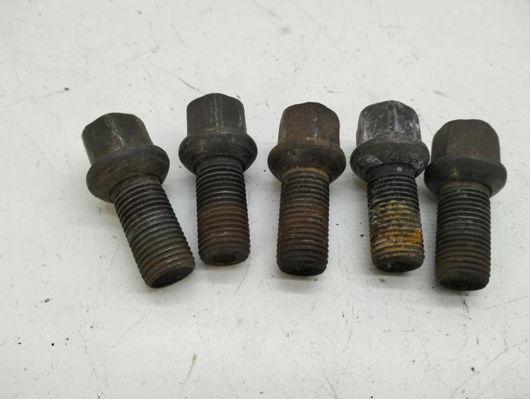 болт колесный Volkswagen Passat B6 2006, 2.0 л., дизель, МКПП, серый, универсал, 8D0601139D