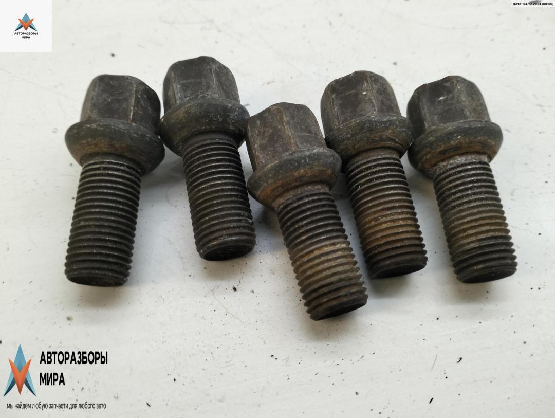 болт колесный Volkswagen Golf 4 поколение 1998, 1.4 л., бензин, МКПП, красный, хетчбэк 5 дв., 8D0601139D - фото №1