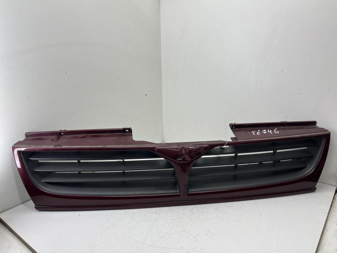 решетка радиатора Mitsubishi Space Wagon 1995, красный, минивэн, MR155554
