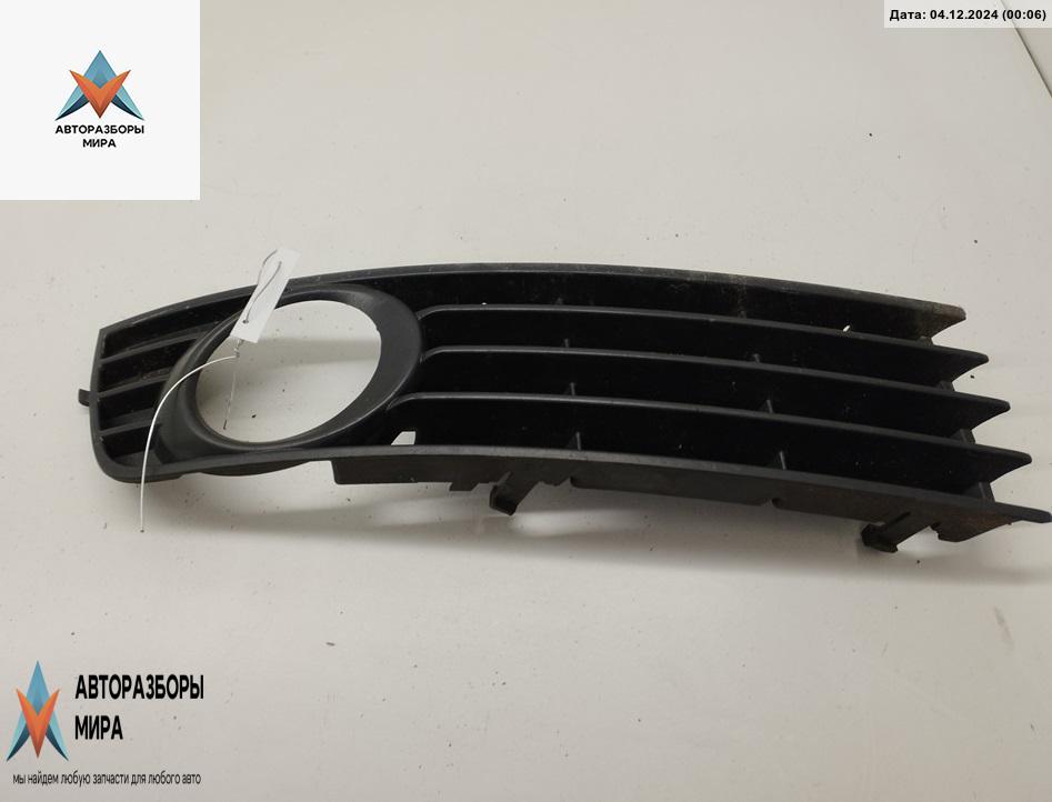 заглушка (решетка) в бампер Audi A4 B6 2004, 2.0 л., бензин, МКПП, чёрный, седан, 8E0807682A - фото №1