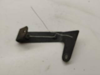 кронштейн (крепление) Audi A4 B5 1998, 2.4 л., бензин, МКПП, чёрный, универсал, 8D0951229C