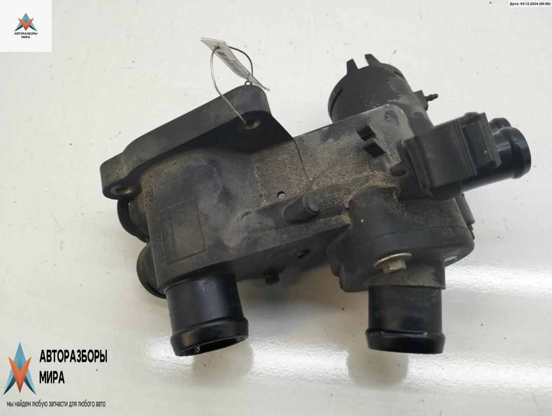 корпус термостата Volkswagen Golf 4 поколение 2001, 1.4 л., бензин, МКПП, серый, хетчбэк 5 дв., 032121111 - фото №1