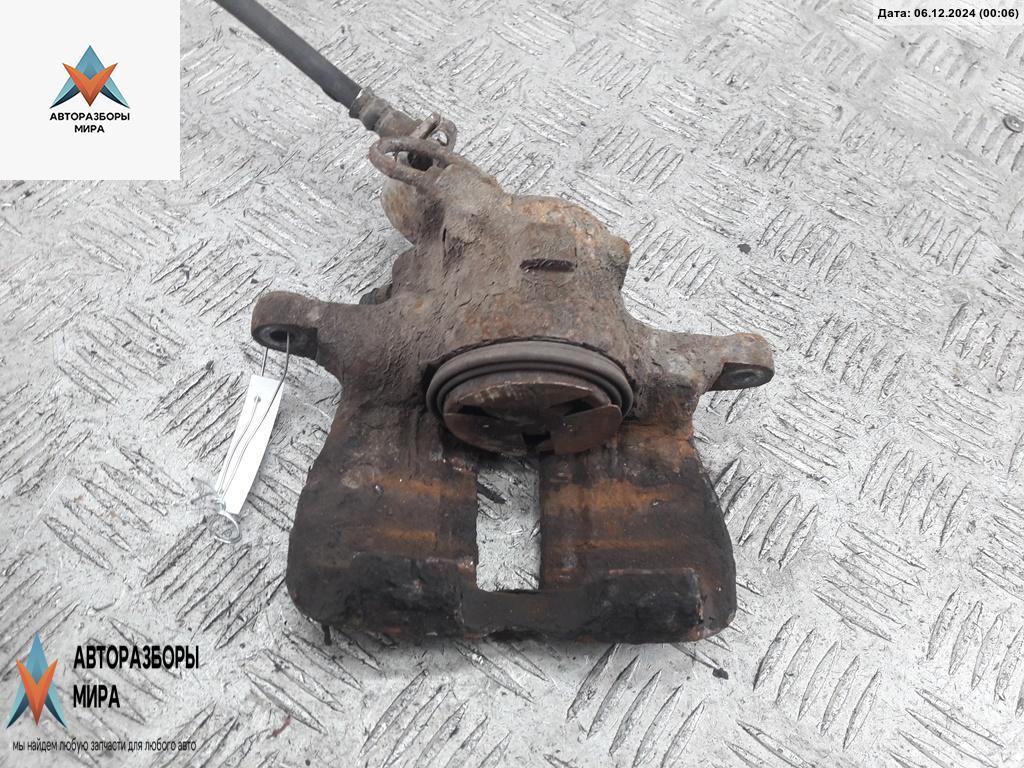 суппорт передний левый Volkswagen Passat B4 1994, 1.6 л., бензин, МКПП, синий, универсал - фото №1