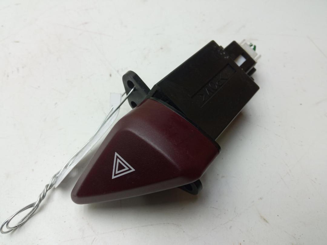 кнопка аварийной сигнализации Mitsubishi Space Runner 2000, 2.4 л., бензин, МКПП, красный, минивэн