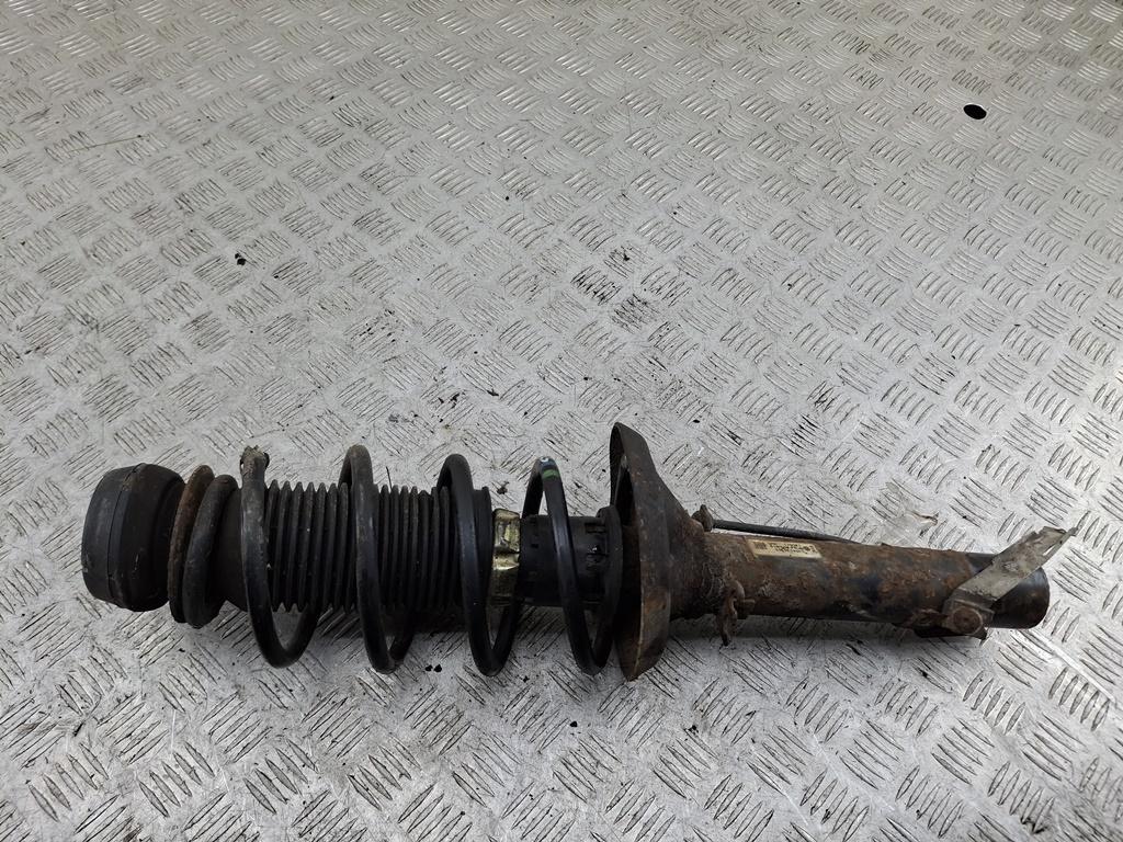 стойка передняя Volkswagen Golf 4 поколение 2000, 1.4 л., бензин, МКПП, красный, хетчбэк 5 дв. - фото №1