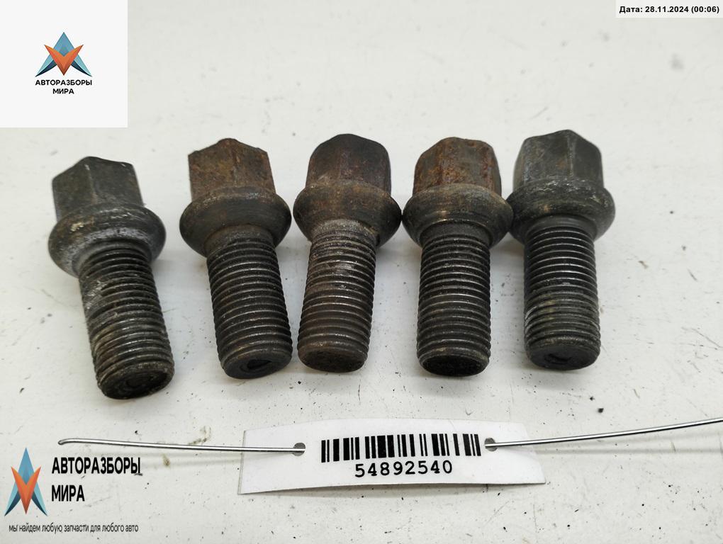 болт колесный Volkswagen Passat B5 1998, 1.8 л., бензин, МКПП, зелёный, универсал, 8D0601139D - фото №1