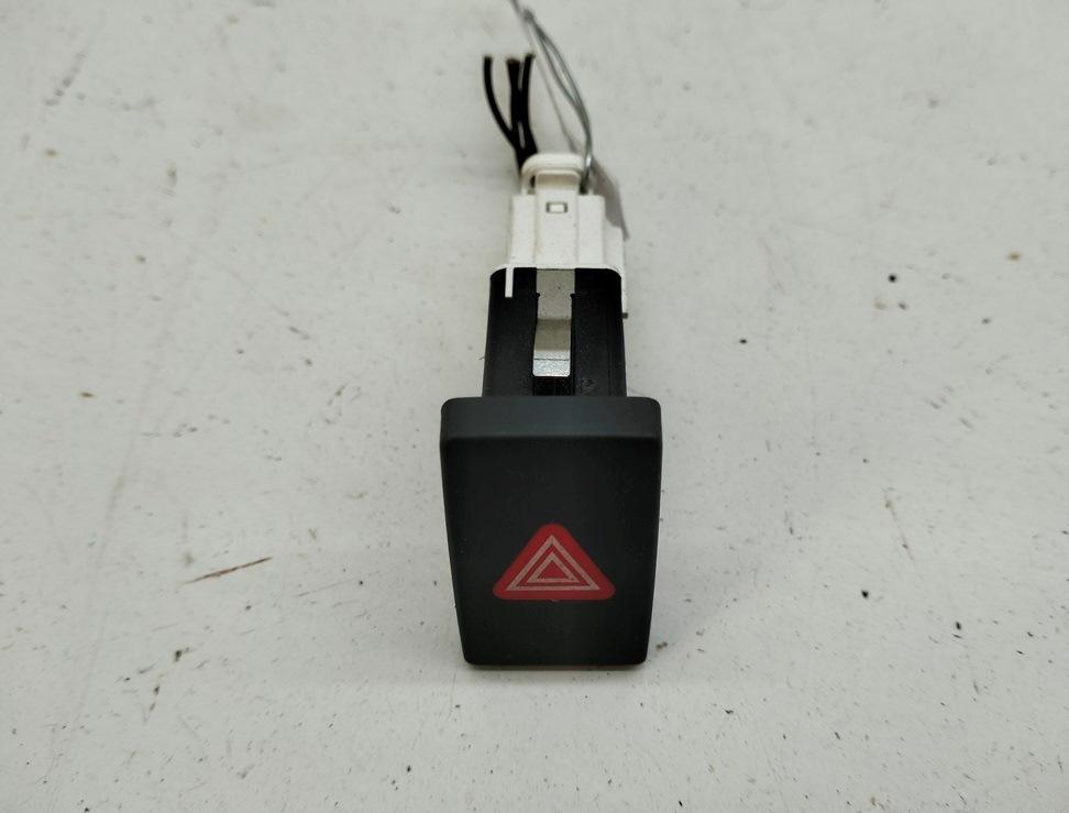 кнопка аварийной сигнализации Volkswagen Golf 6 поколение 2011, 2.0 л., дизель, МКПП, чёрный, универсал, 5K0953509A - фото №1