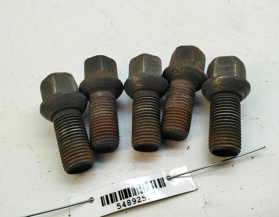 болт колесный Volkswagen Passat B6 2006, 2.0 л., дизель, МКПП, серый, универсал, 8D0601139D