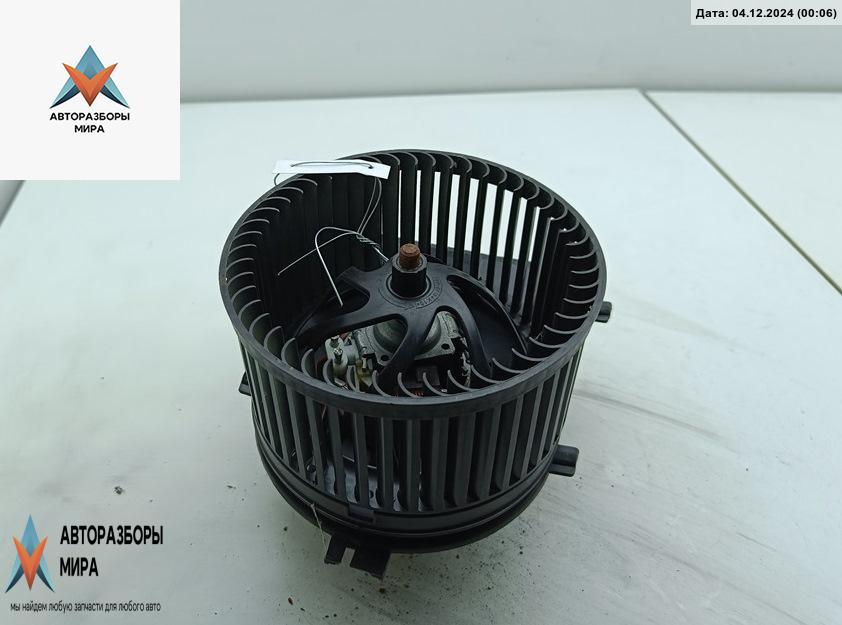 моторчик печки Volkswagen Golf 4 поколение 1999, 1.4 л., бензин, МКПП, чёрный, хетчбэк 3 дв. - фото №1