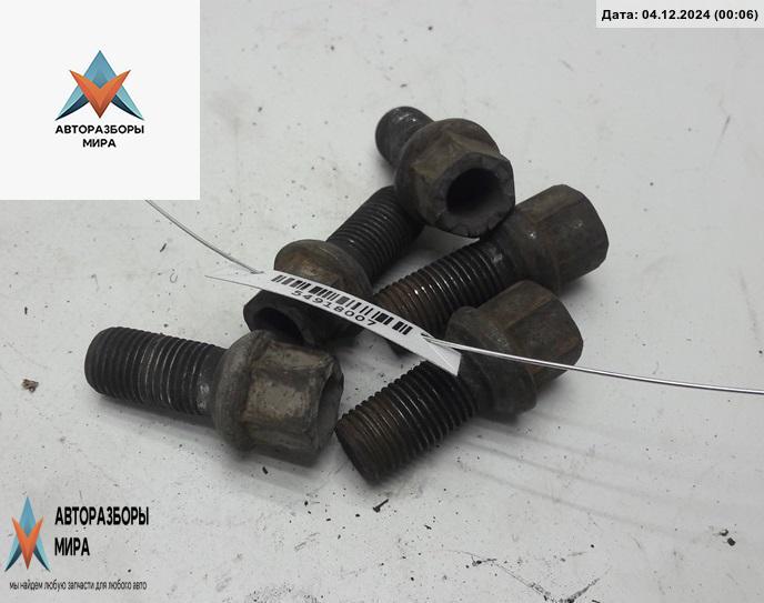 болт колесный Volkswagen Passat B6 2007, 1.9 л., дизель, МКПП, серый, универсал - фото №1