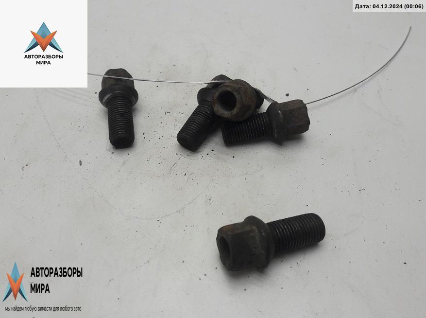 болт колесный Volkswagen Golf 4 поколение 1999, 1.6 л., бензин, МКПП, зелёный, хетчбэк 5 дв. - фото №1