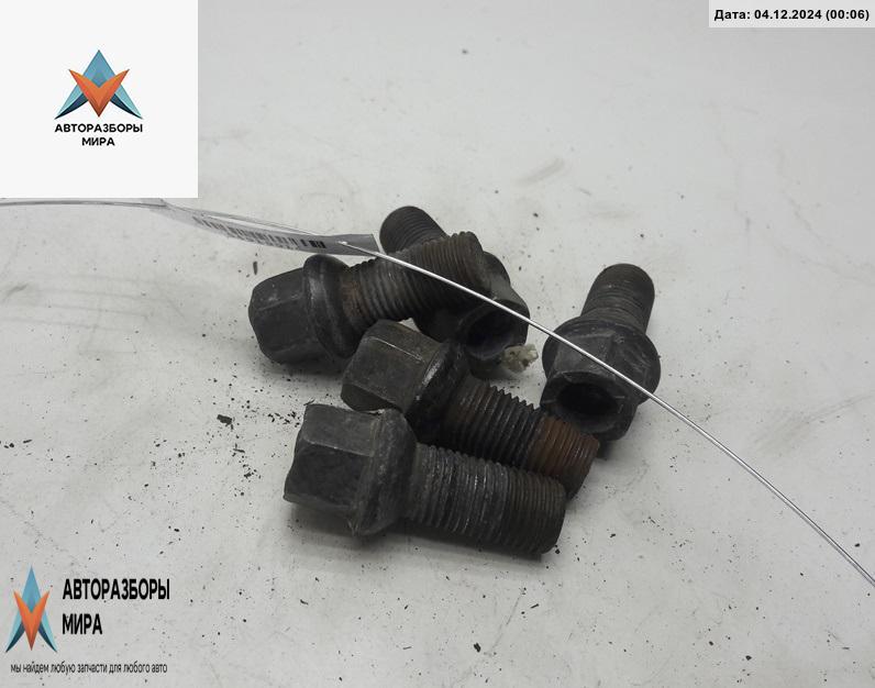 болт колесный Volkswagen Caddy 3 поколение 2005, 2.0 л., дизель, МКПП, белый, фургон - фото №1