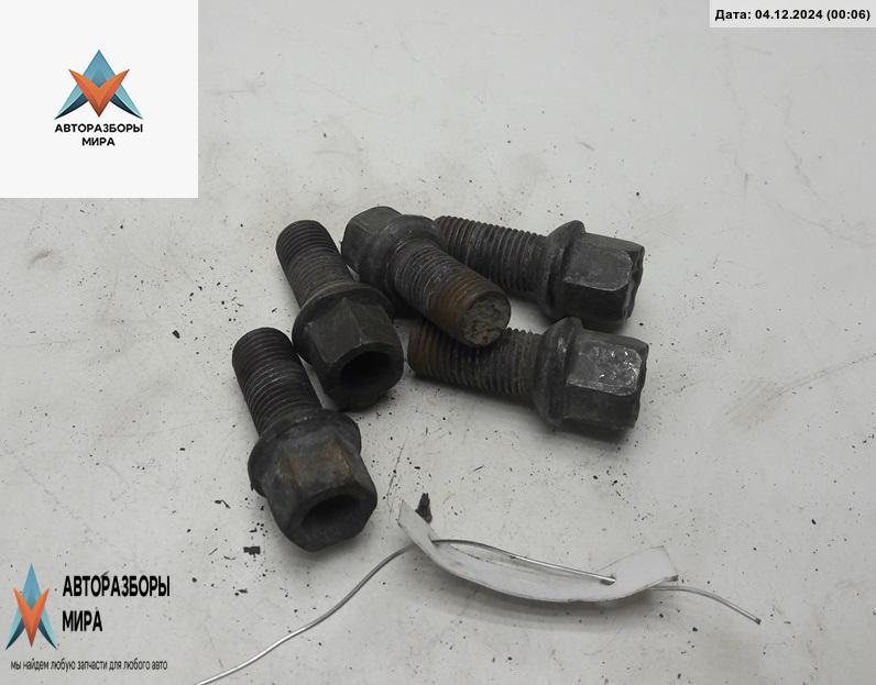 болт колесный Volkswagen Caddy 3 поколение 2005, 2.0 л., дизель, МКПП, белый, фургон - фото №1