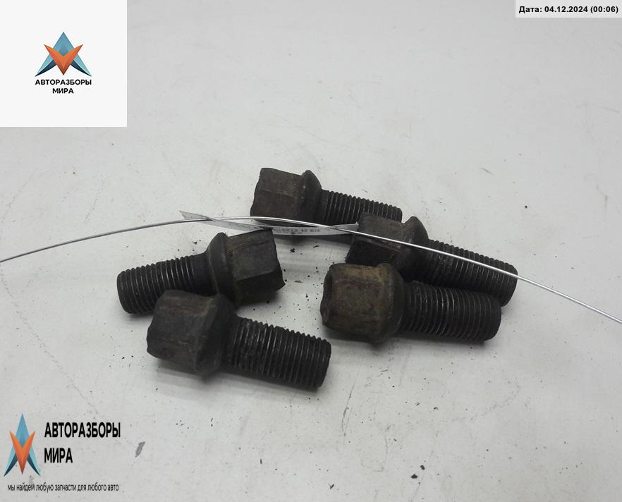 болт колесный Volkswagen Golf 4 поколение 1999, 1.6 л., бензин, МКПП, зелёный, хетчбэк 5 дв. - фото №1