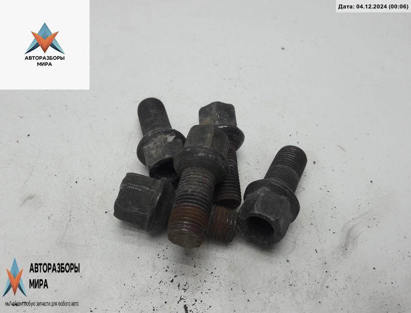 болт колесный Volkswagen Caddy 3 поколение 2005, 2.0 л., дизель, МКПП, белый, фургон - фото №1