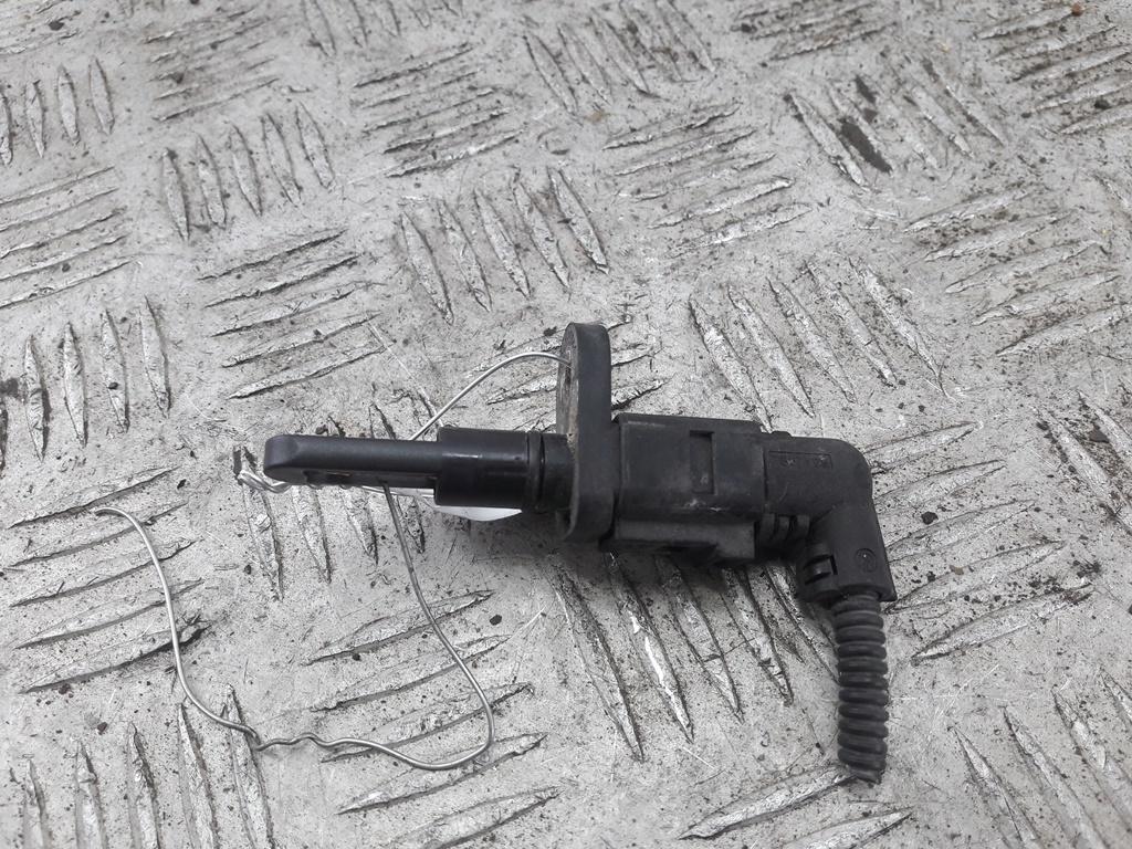 Расходомер (измеритель потока воздуха) Volkswagen Passat B6 2006, 2.0 л., бензин, МКПП, серый, универсал, 06B905379