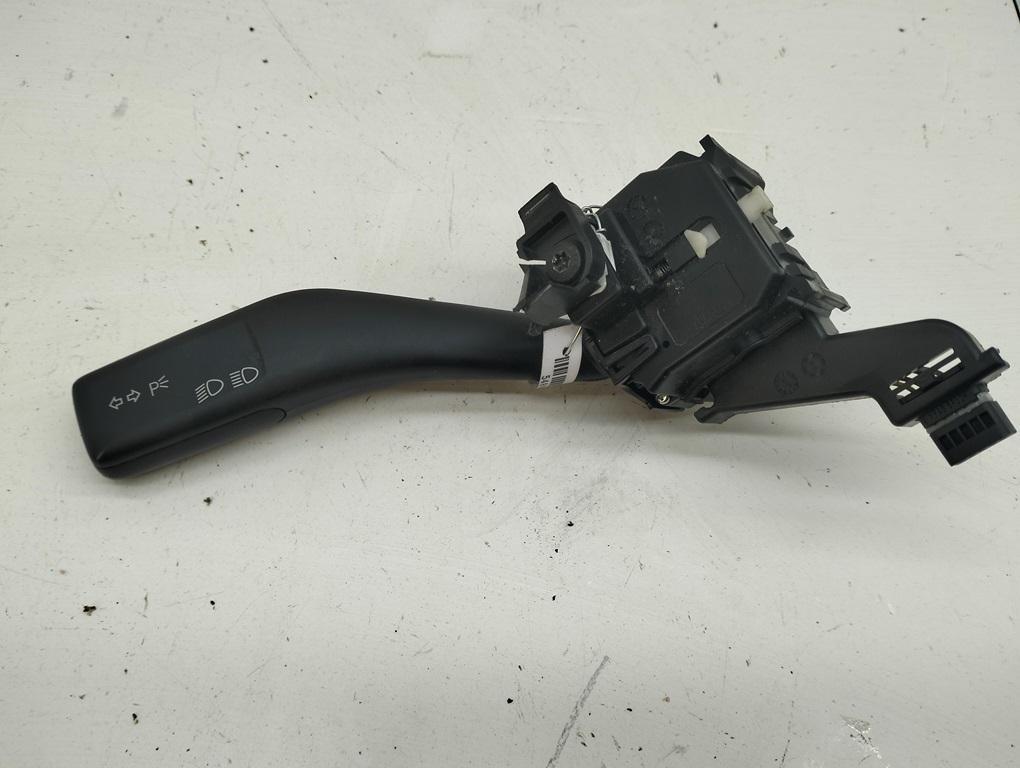 переключатель поворотов Volkswagen Caddy 2006, 2.0 л., бензин, МКПП, красный, фургон, 1K0953513