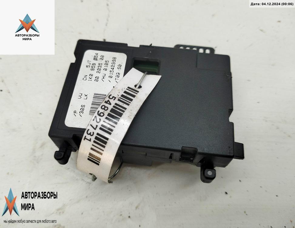 датчик угла поворота руля Volkswagen Caddy 3 поколение 2006, 2.0 л., бензин, МКПП, красный, фургон, 1K0959654 - фото №1