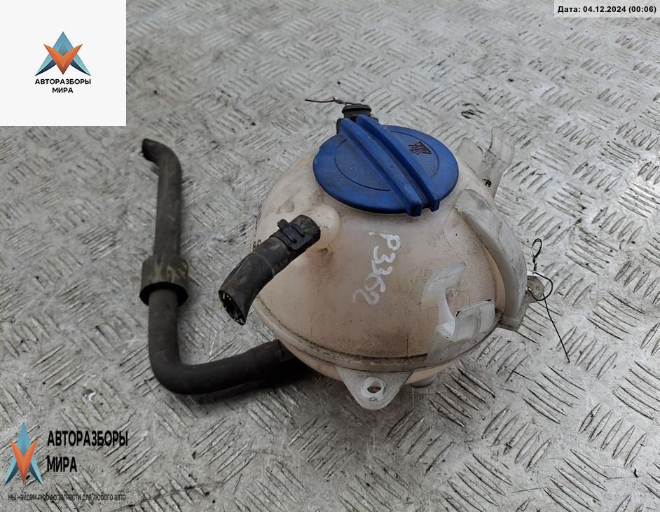 бачок расширительный Volkswagen Golf 5 поколение 2005, 1.6 л., бензин - фото №1