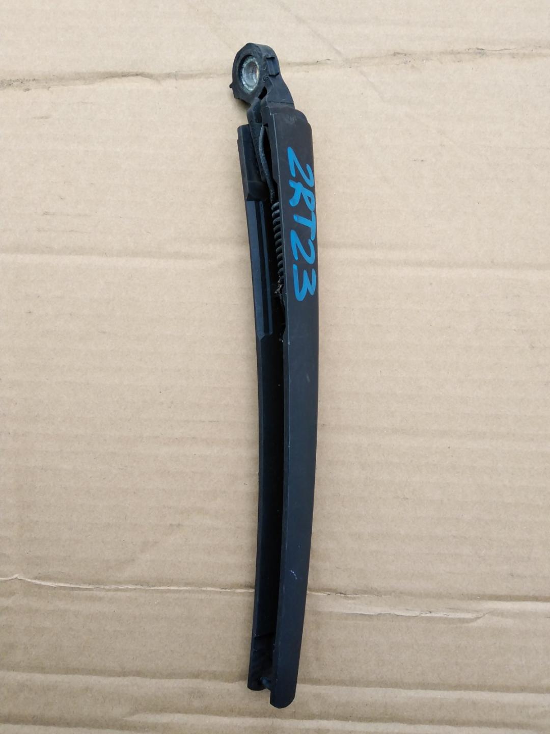 щеткодержатель задний Volkswagen Tiguan 1 поколение 2009, 2.0 л., дизель, АКПП, универсал, 1T0955707C - фото №1