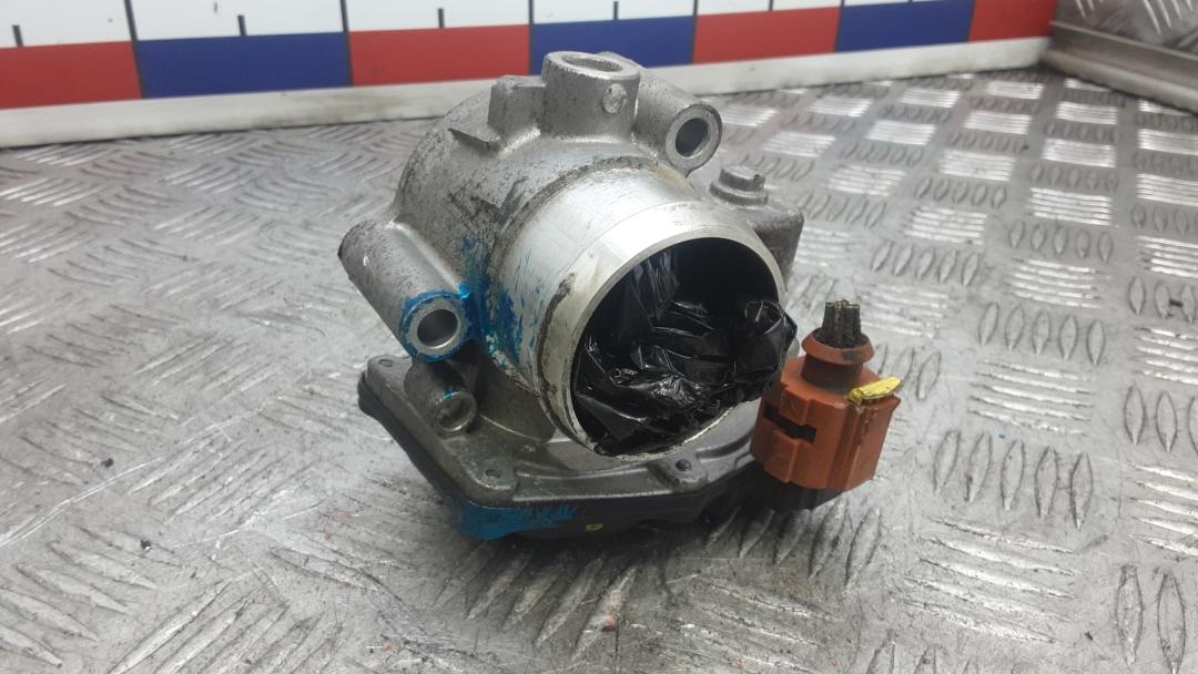 заслонка дроссельная Ford Focus 3 поколение 2013, 1.0 л., бензин, МКПП, хетчбэк 5 дв. - фото №1