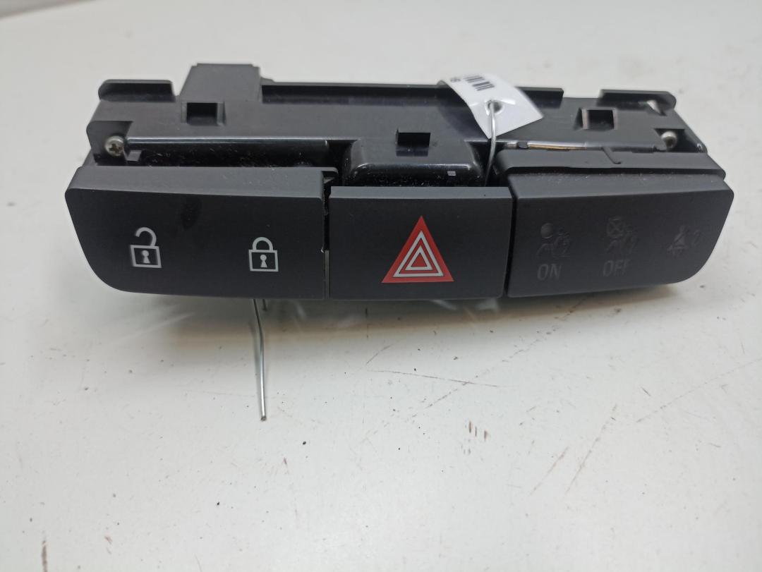 кнопка аварийной сигнализации Opel Insignia A 2011, 2.0 л., дизель, МКПП, чёрный, универсал, 13324594