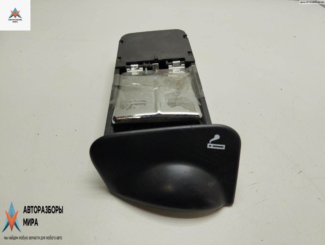 пепельница Ford Focus 1 поколение 1999, 1.8 л., бензин, МКПП, серый, хетчбэк 5 дв., 98ABA04810CE - фото №1