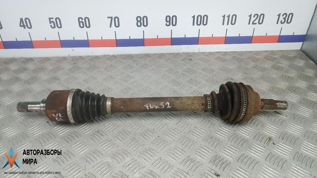 полуось передняя левая (приводной вал, ШРУС) Peugeot 2008 1 поколение 2014, 1.6 л., бензин, МКПП, внедорожник 5 дв. - фото №1